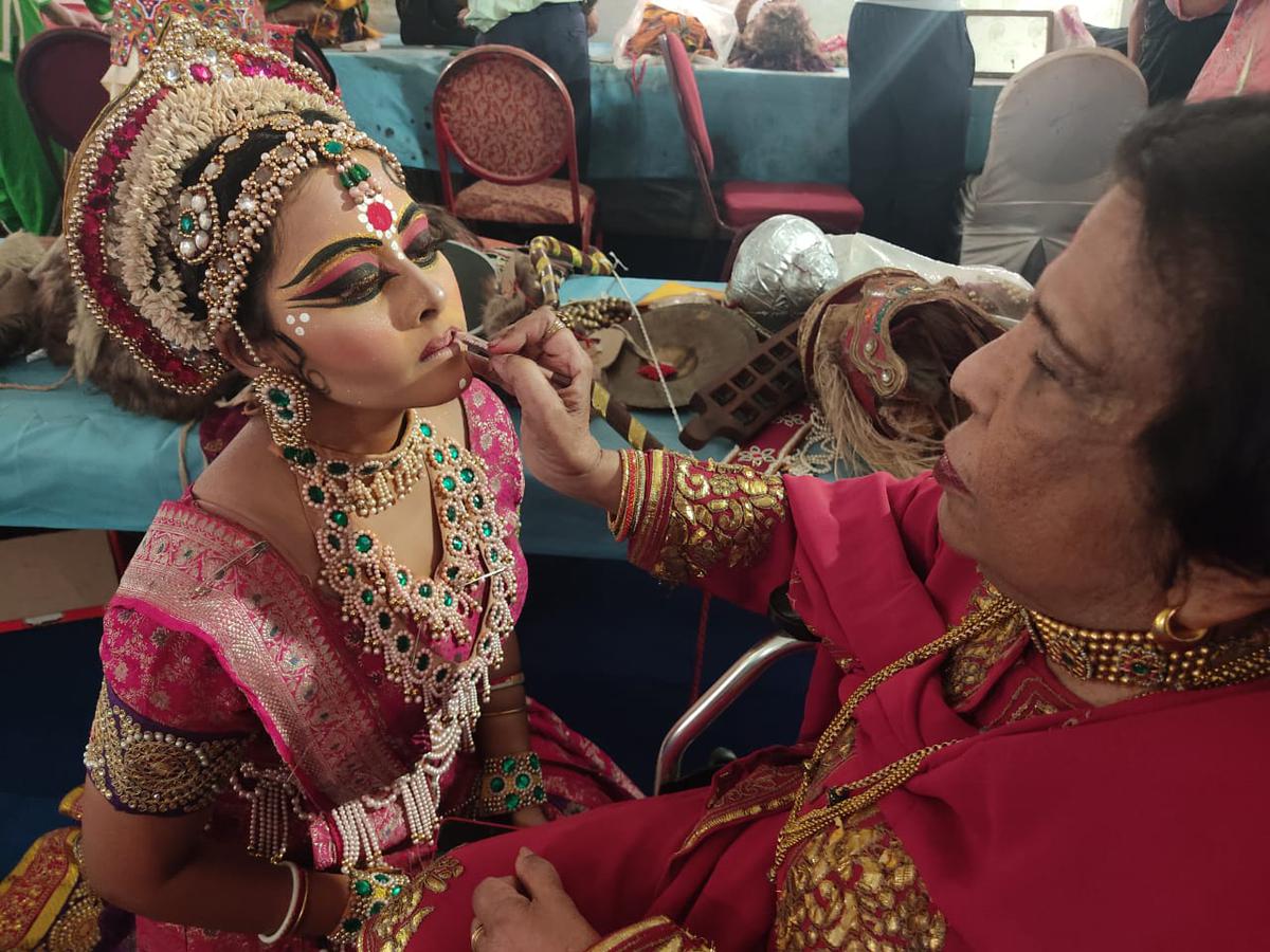 Shobha Deepak Singh giving finishing touches to Sita's make up at Shriram Bharatiya Kala Kendra