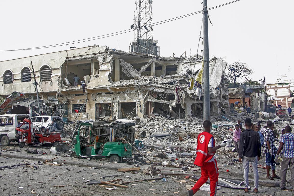 At least 100 people killed in car bombs, says Somalia president