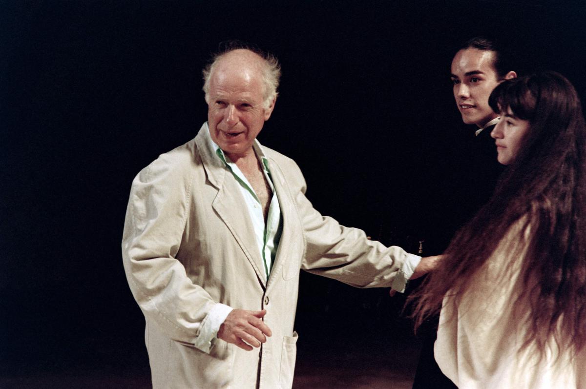 Peter Brook (links) met zijn acteurs Romane Bohringer (rechts) en Ken Higelin tijdens een repetitie van 'The Tempest'