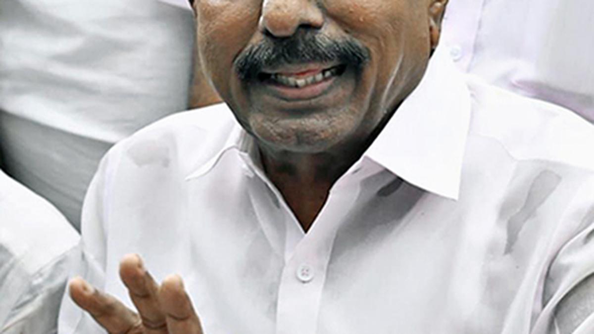 I hope everyone will come together within a month, says Sengottaiyan