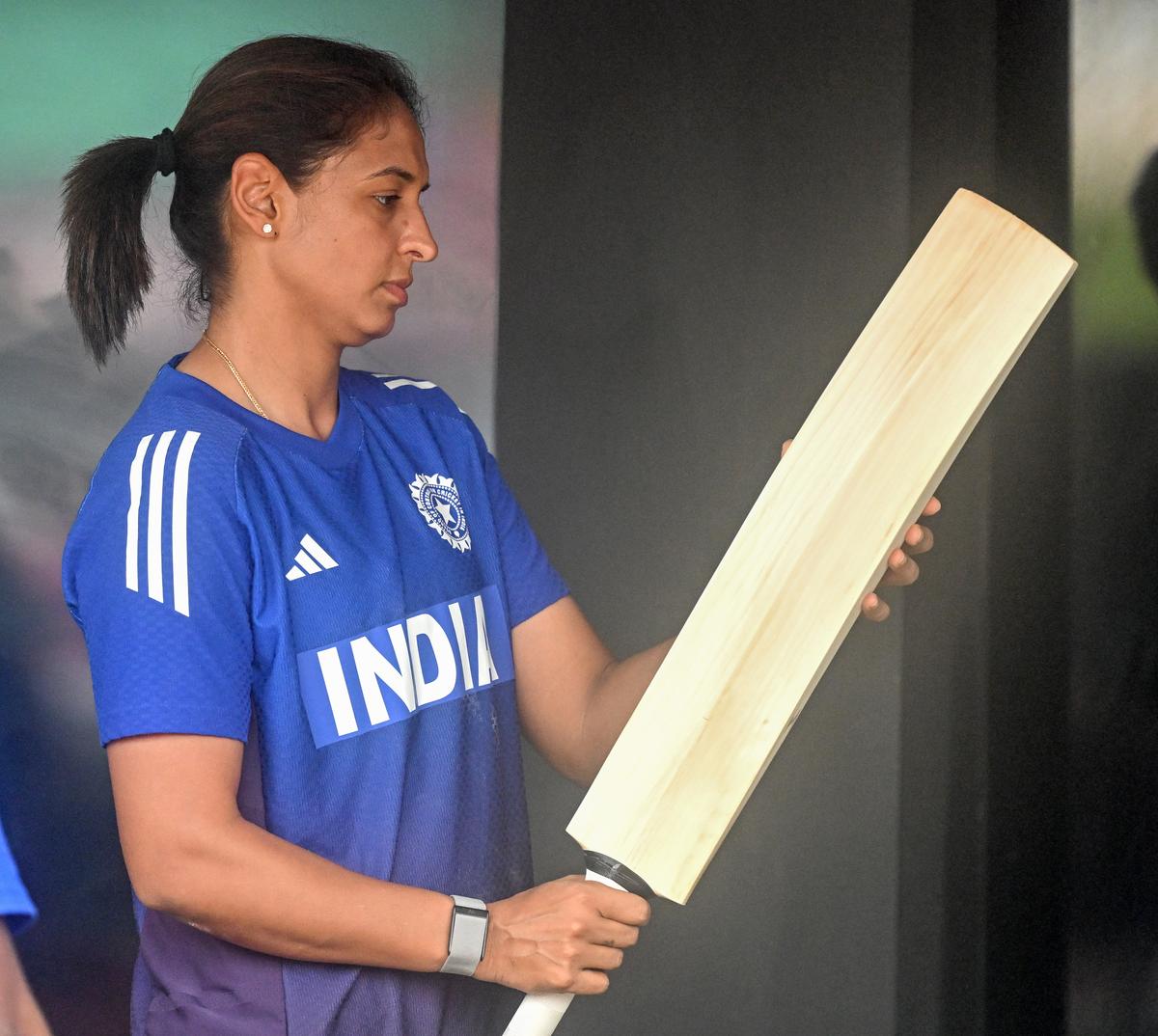 印度队长哈曼普雷特·考尔 (Harmanpreet Kaur) 在维沙卡帕特南 ACA-VDCA 板球体育场参加 2025 年国际商会女子世界杯训练。 印度队长哈曼普雷特·考尔 (Harmanpreet Kaur) 在维沙卡帕特南 ACA-VDCA 板球体育场参加 2025 年国际商会女子世界杯训练。