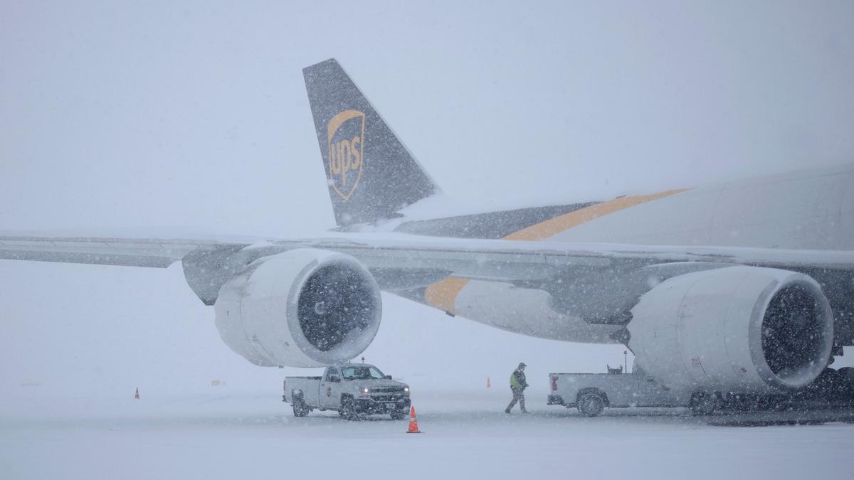 Winter storm hits central U.S., barrels toward Washington