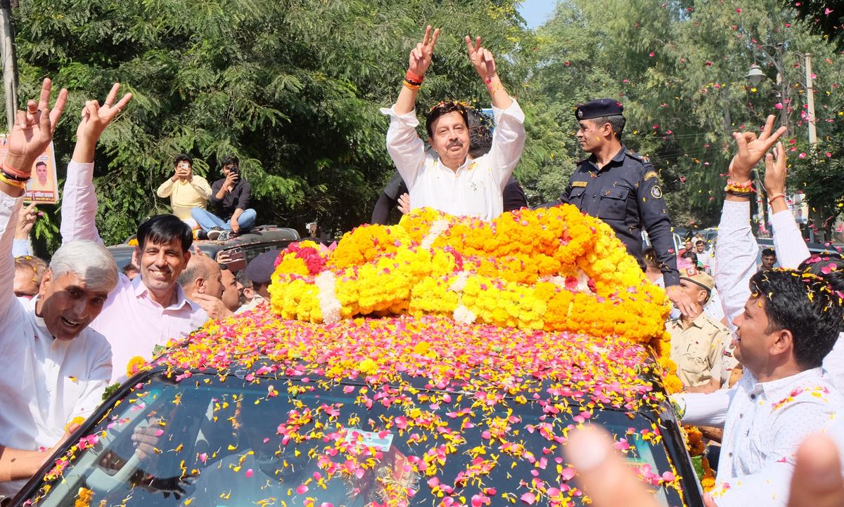 Supporters giving a grand welcome to Rao Narbir, who reached Gurugram after becoming a Cabinet Minister in the Nayab Singh Saini government, on October 19, 2024. 