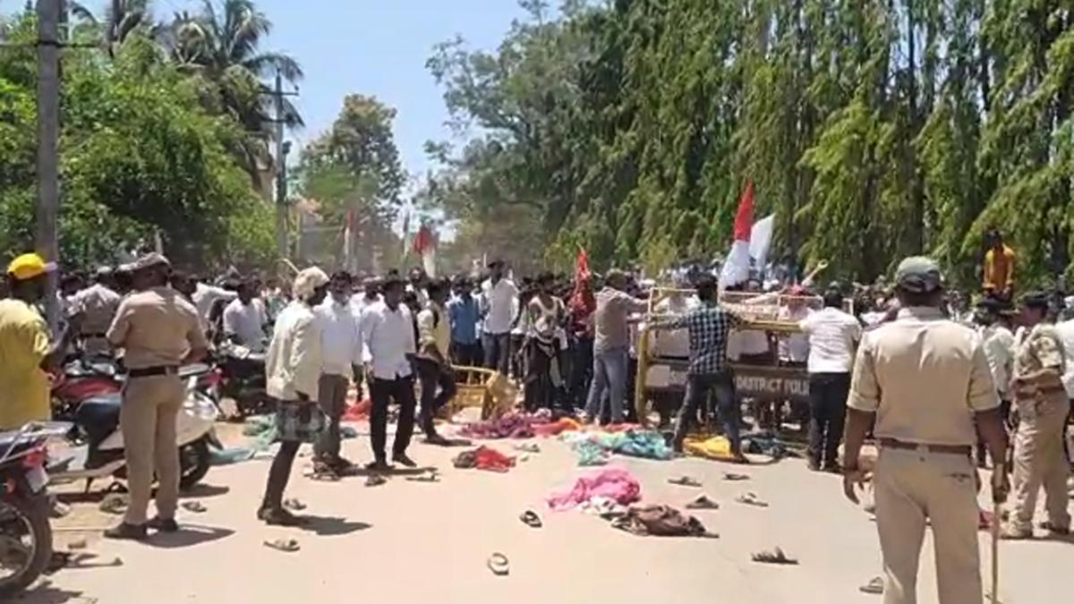 Protest against internal quota by Banjara community turns violent in Shikaripur