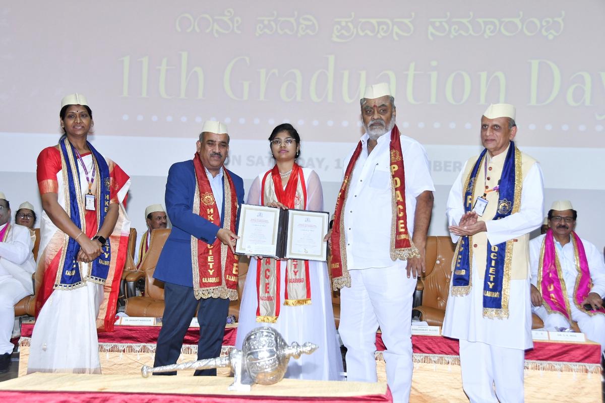 ઈલેક્ટ્રિકલ અને ઈલેક્ટ્રોનિક્સ એન્જિનિયરિંગ વિભાગની વિદ્યાર્થીની માયાવતીને શનિવારે કલાબુર્ગીમાં પીડીએ એન્જિનિયરિંગ કૉલેજના ગ્રેજ્યુએશન ડે પર 12 ગોલ્ડ મેડલથી સન્માનિત કરવામાં આવી હતી.