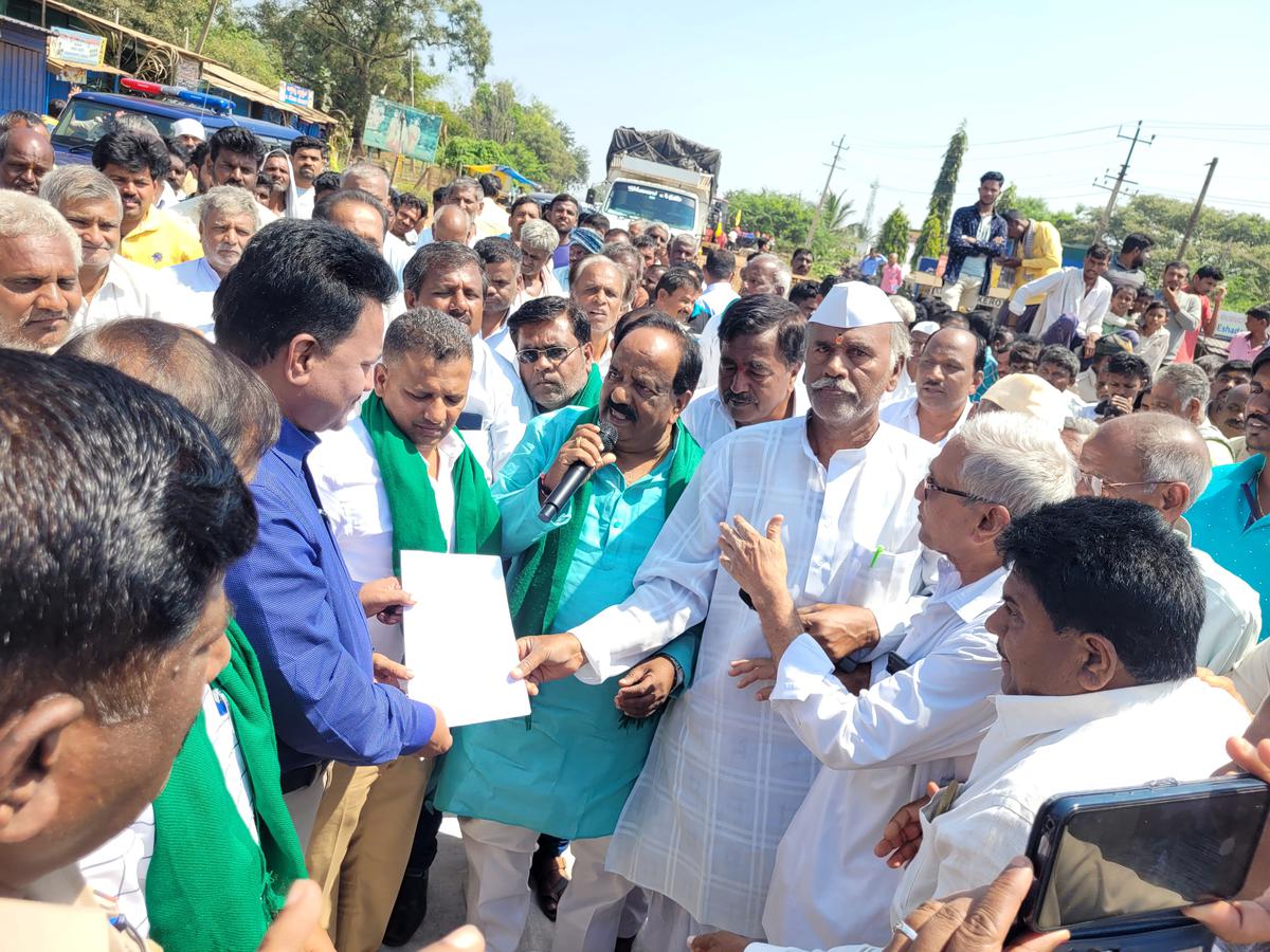 Seeking a quick start to green gram procurement, farmers block road