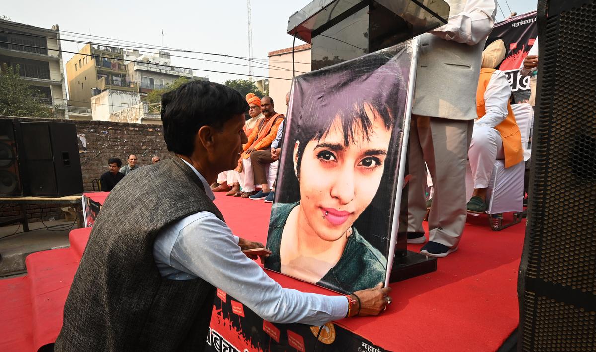 A person keeps a photograph of Shraddha Walkar on the dais during Beti Bachao mahapanchayat in New Delhi.