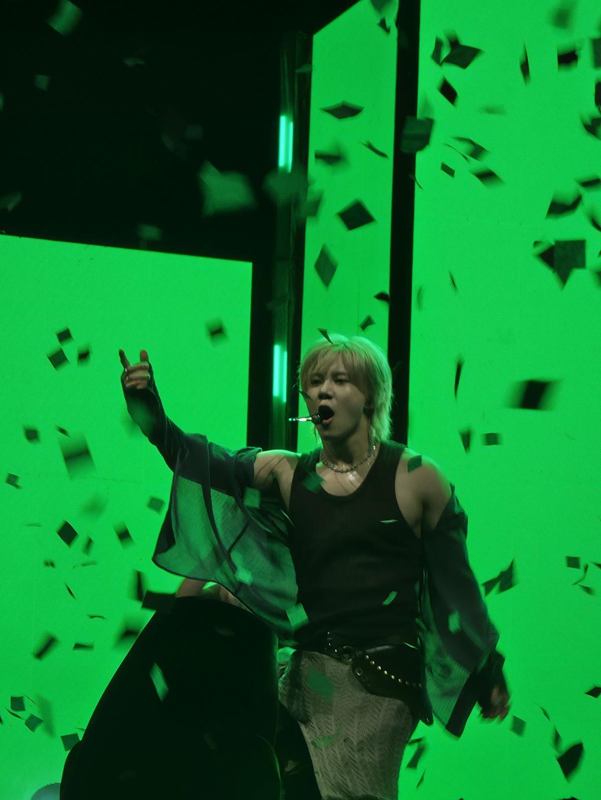 टैमिन ने अपने प्रति भीड़ के प्यार को स्वीकार किया। टैमिन ने अपने प्रति भीड़ के प्यार को स्वीकार किया।