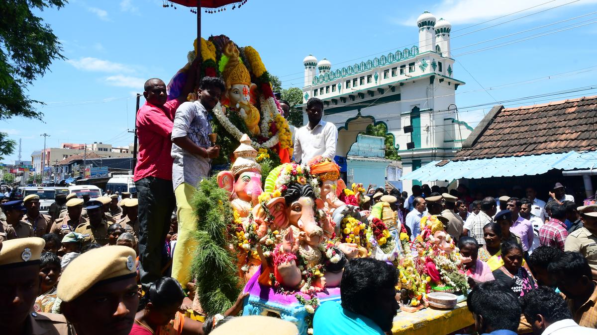 Vinayaka idol procession passes off peacefully in Dindigul