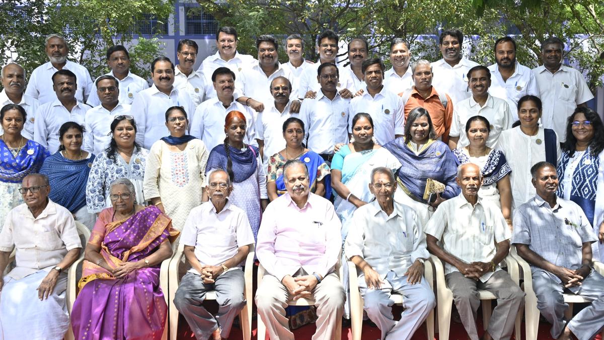 VIT vice-president G.V. Selvam participates Class 10 alumni reunion