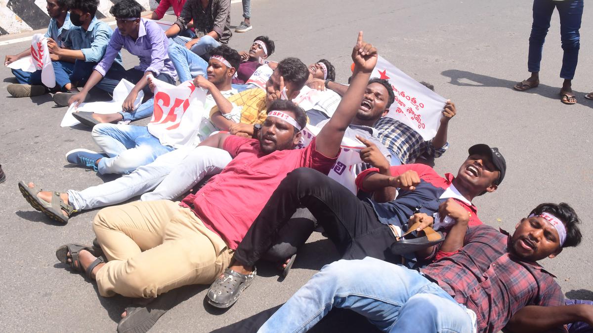 SFI leaders, activists stage ‘Chalo Vijayawada’ protest