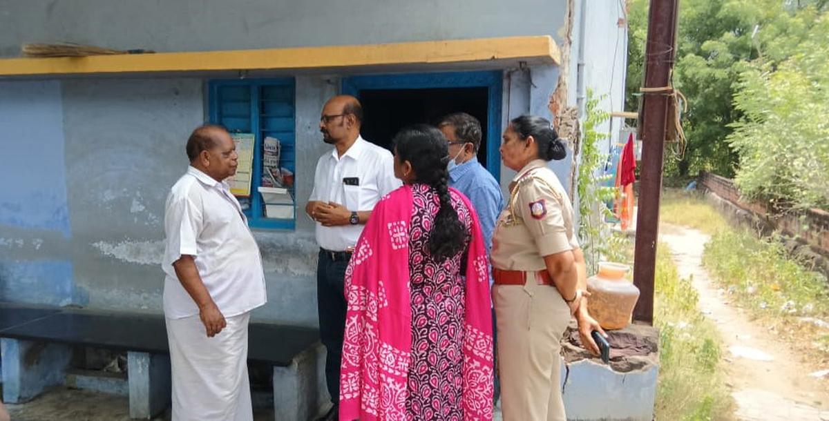 In the eye of a storm: Namakkal district is at the centre of an ongoing investigation into kidney trade. The photo shows Health Department officials making inquiries at
Pallipalayam in the district recently. In the eye of a storm: Namakkal district is at the centre of an ongoing investigation into kidney trade. The photo shows Health Department officials making inquiries at
Pallipalayam in the district recently.