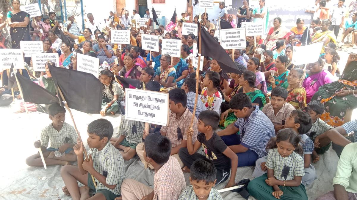 Residents stage sit-in protest for ‘patta’; officials say it is not possible as they live in ‘neervazhi poramboke’ land