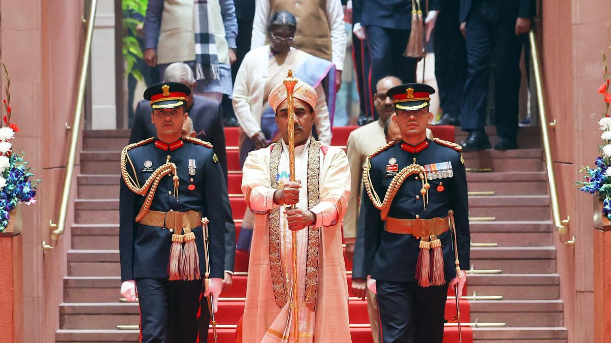 Parliament Session :- सेंगोल पर फिर से विवाद,RJD-SP ने की हटाने की मांग 2 Sengol added to ceremonial procession to welcome President to Parliament - The Hindu