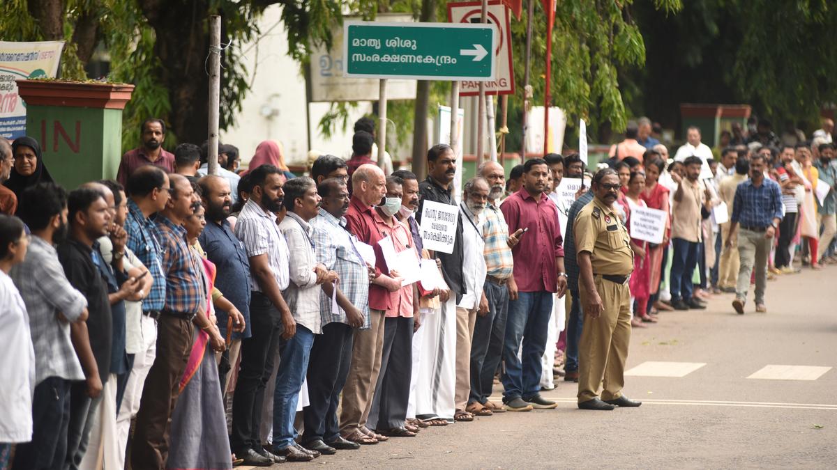 Kozhikode MCH staff form ‘human chain’ against move to denigrate institution