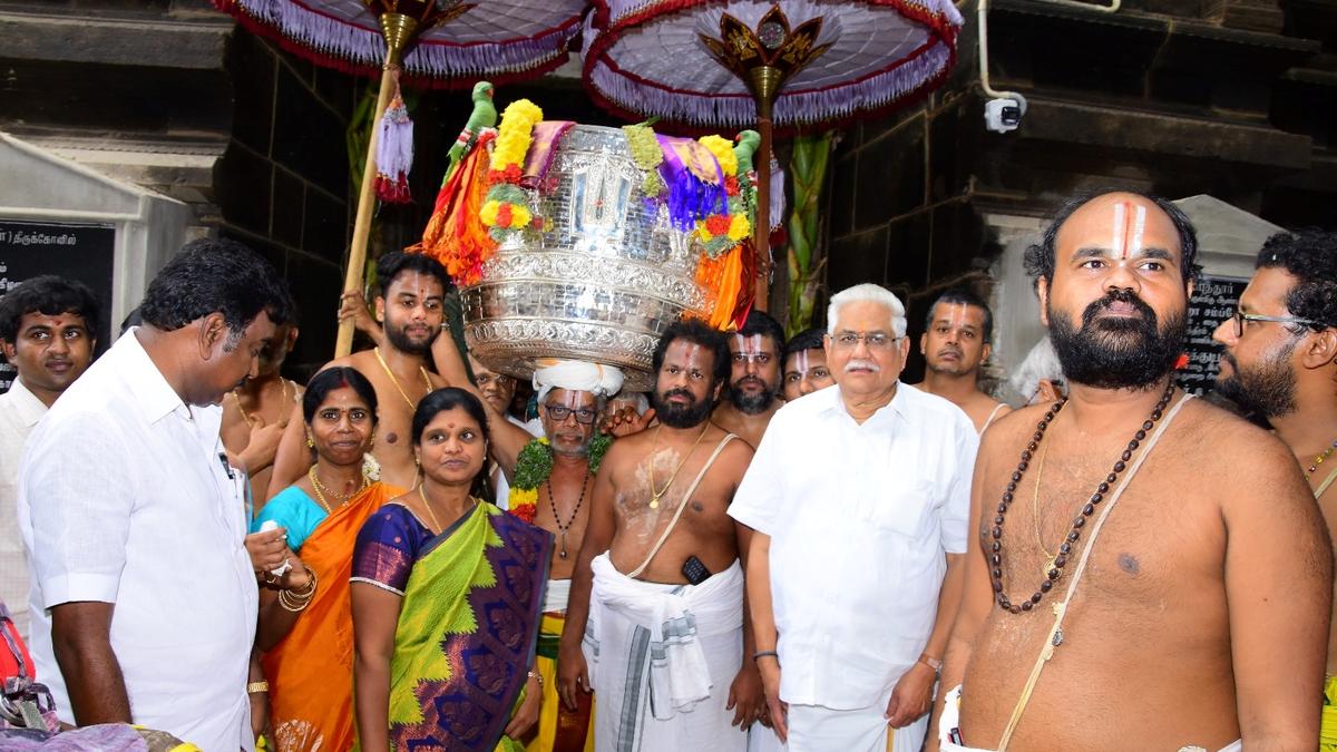 Garland, silk and toy parrot of Andal taken to Tirumala temple