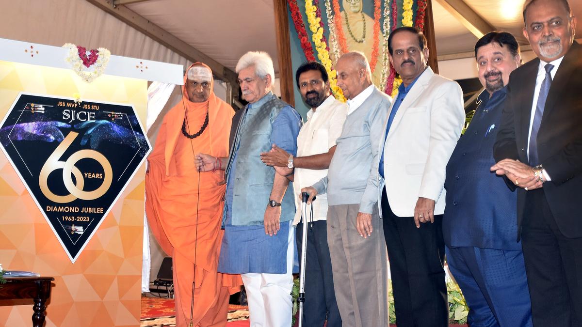 J & K Lt. Governor tells students to discover their inner self