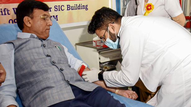 15-day 'Raktdaan Amrit Mahotsav' begins on PM's birthday, Mandaviya donates blood