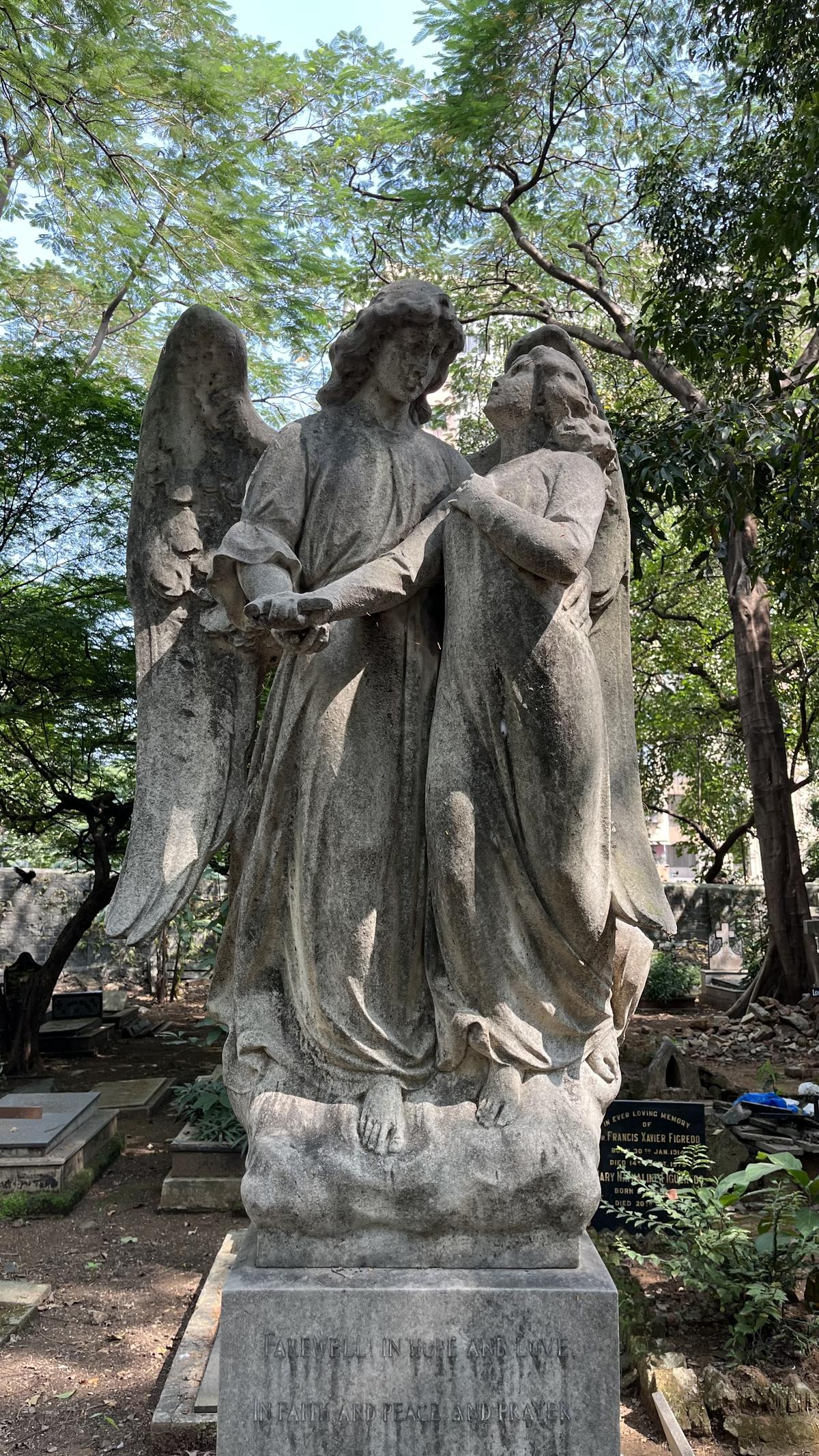 Dentro do Cemitério Sewri de Mumbai Dentro do Cemitério Sewri de Mumbai