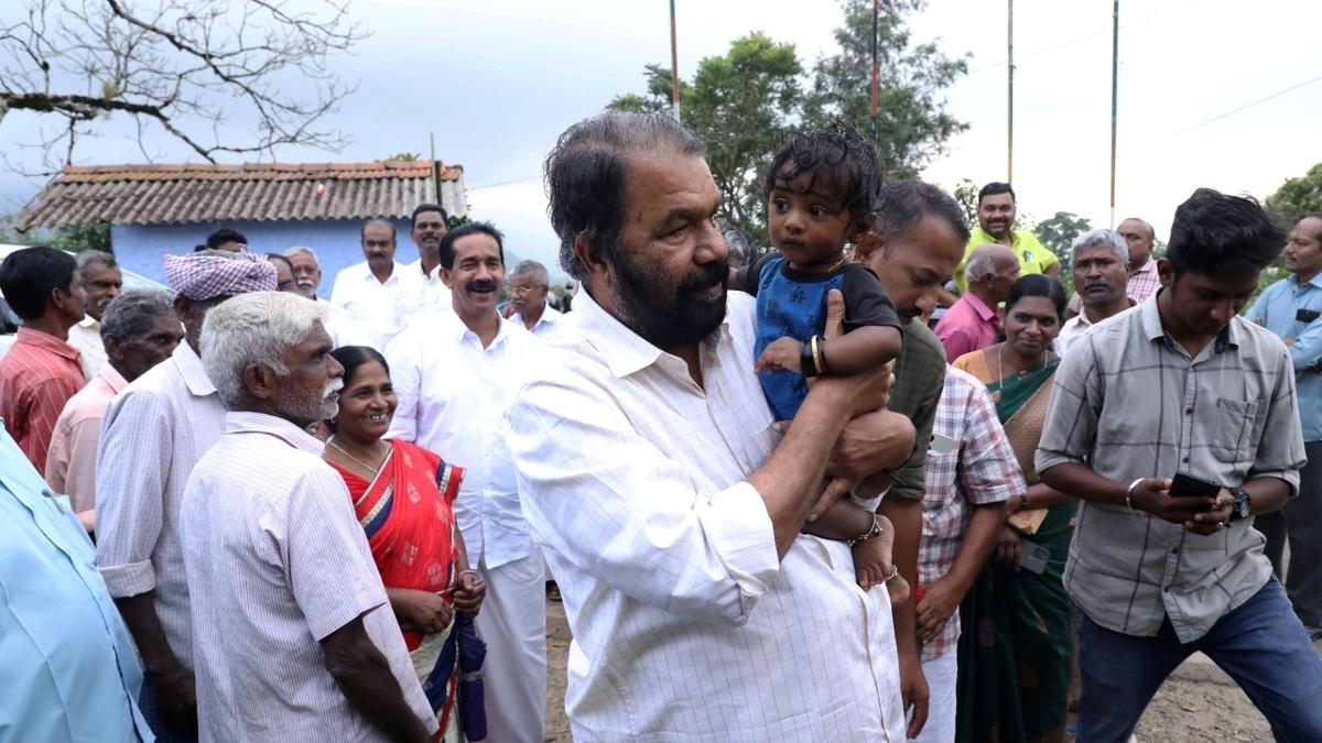 Labour Minister reviews layams of estate layams in Iduukki