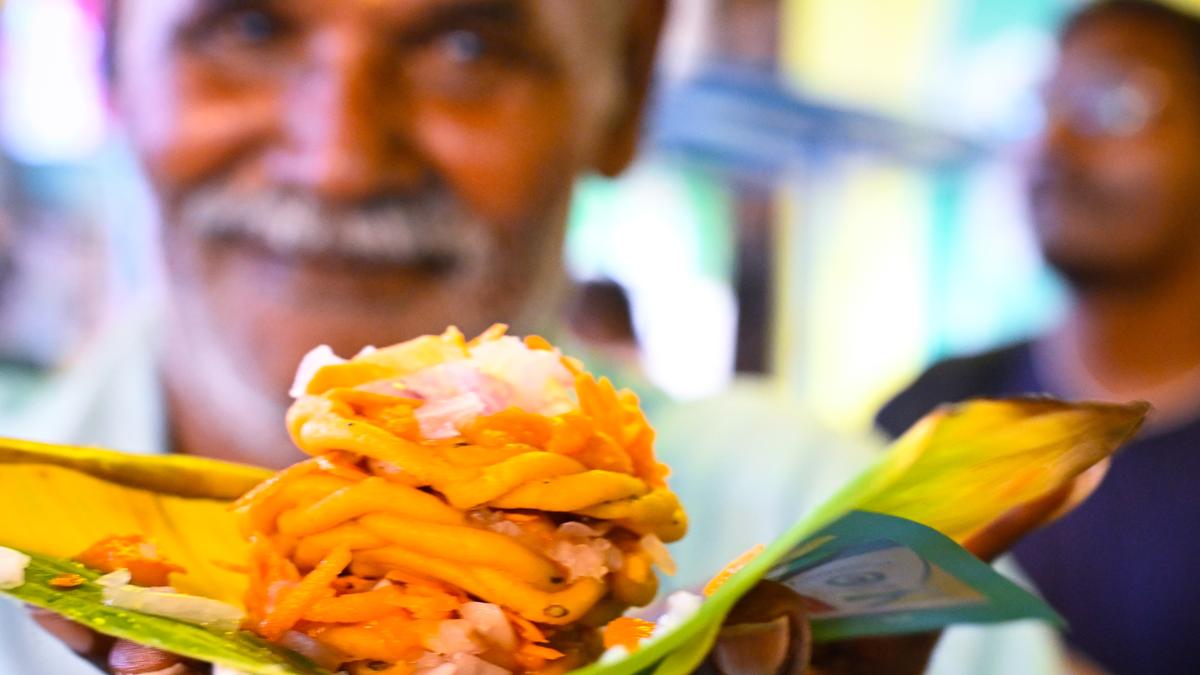 Meet Coimbatore’s ‘murukku thatha‘, a popular street-side vendor