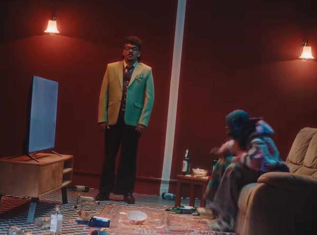 Un'immagine dal video musicale 