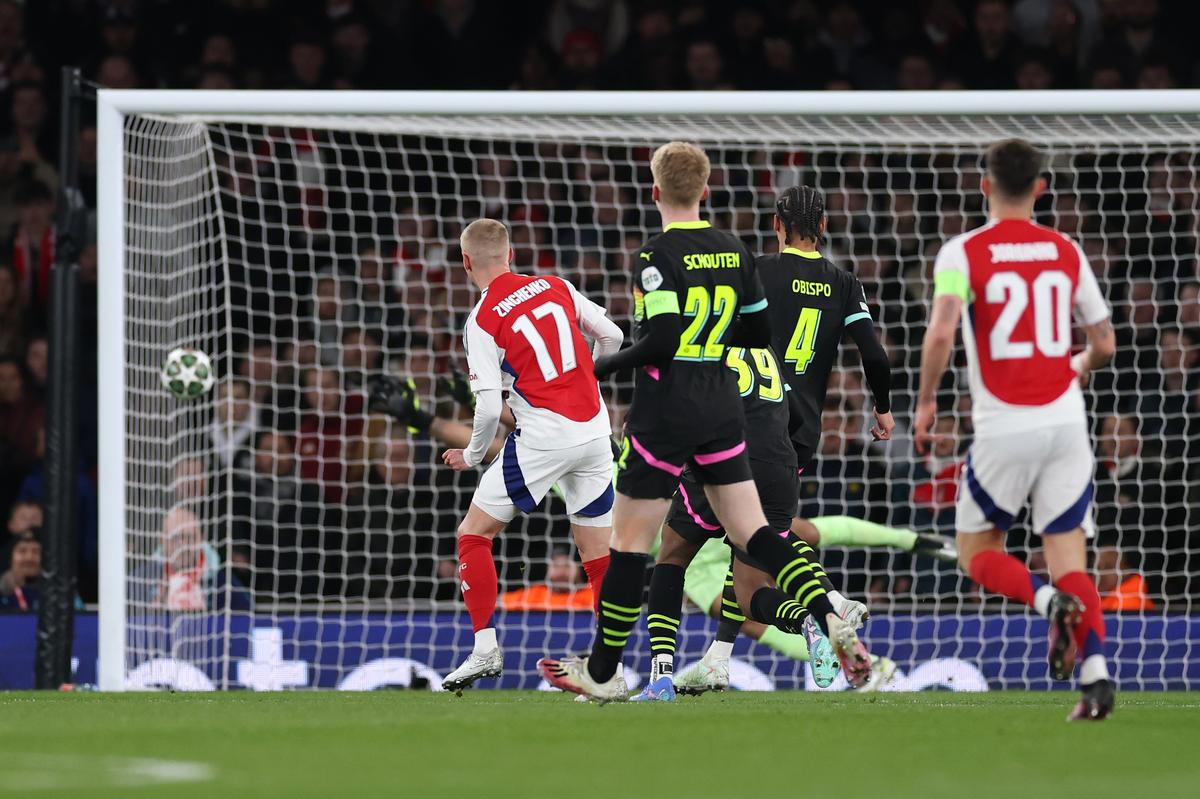 Oleksandr Zinchenko of Arsenal scores his team’s first goal as Walter Benitez of PSV Eindhoven (obscured) fails to make a save during the UEFA Champions League 2024/25 Round of 16 Second Leg match between Arsenal FC and PSV at Arsenal Stadium on March 12, 2025