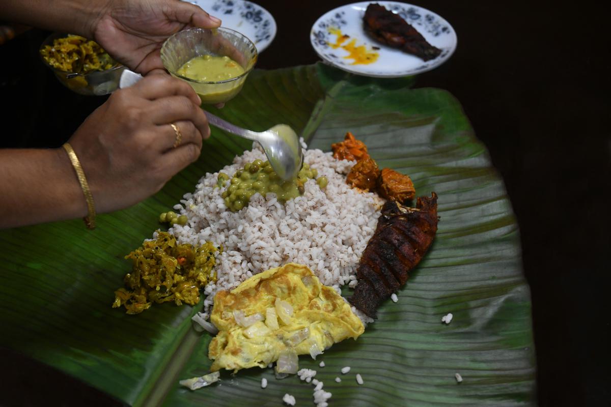 আম্বালামেদুতে একটি বাড়ির ভিতরে প্যাকেজগুলি প্যাক করা হচ্ছে।