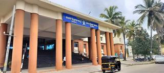 Volunteers come forward to offer free meals to visitors at McGann hospital  in Shivamogga - The Hindu