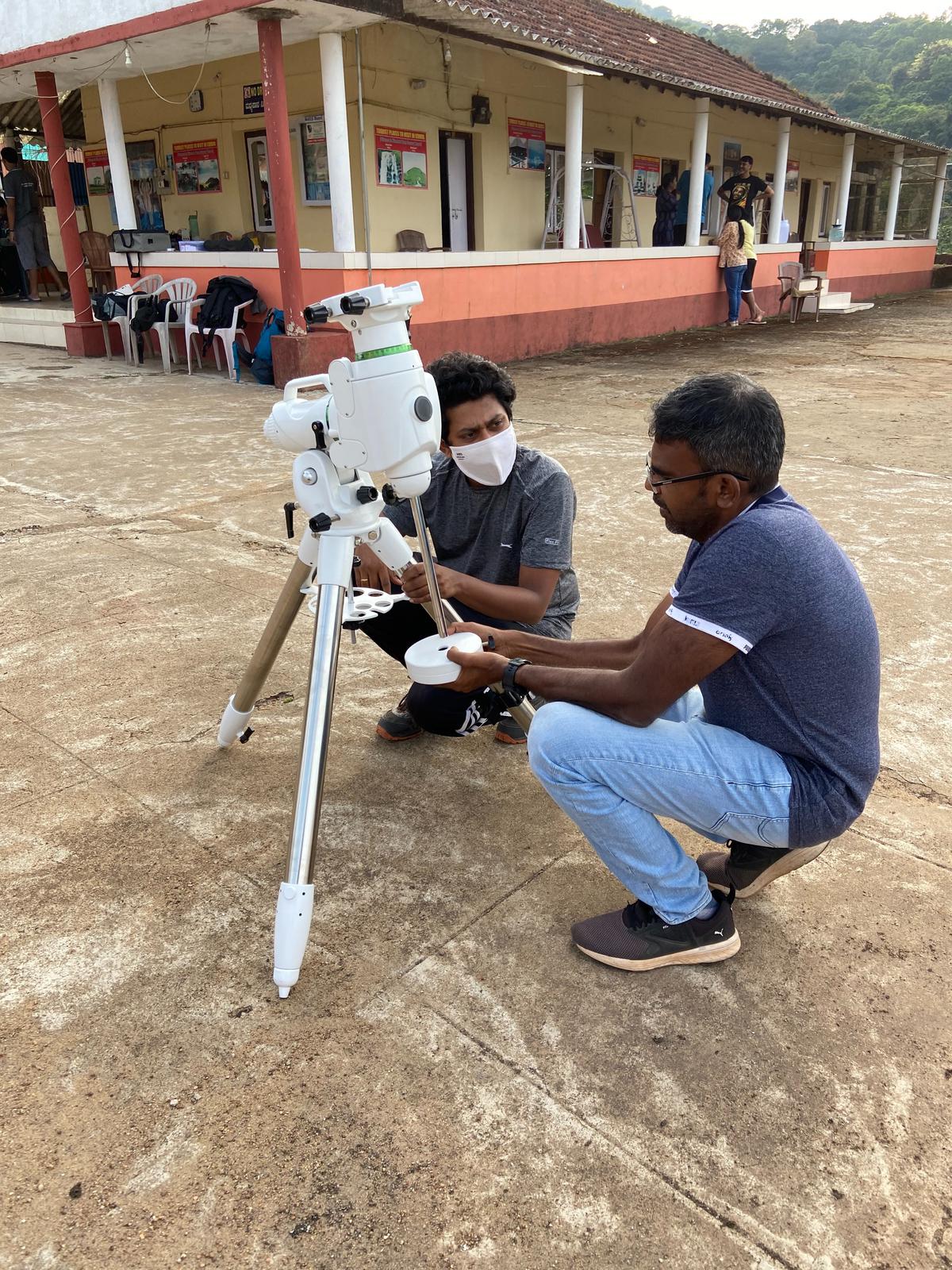 Obuli Chandran en Ganesh Raja zetten astrofotografie-montage op om de nachtelijke hemel vast te leggen tijdens een van de evenementen in de buurt van Coimbatore 