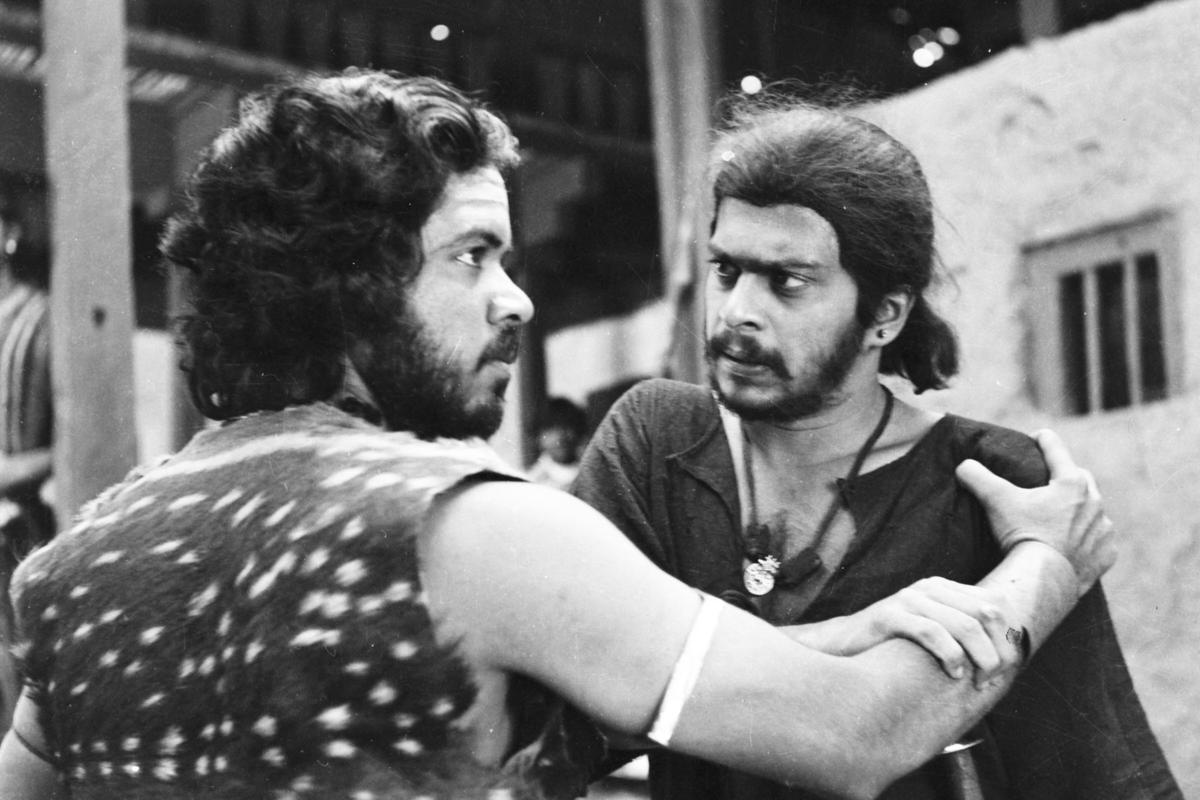 Shankar Nag and Sunder Raj in a a still from the film Ondanondu Kaladalli , directed by Girish was a tribute to Akira Kurosawa Shankar Nag and Sunder Raj in a a still from the film Ondanondu Kaladalli , directed by Girish was a tribute to Akira Kurosawa