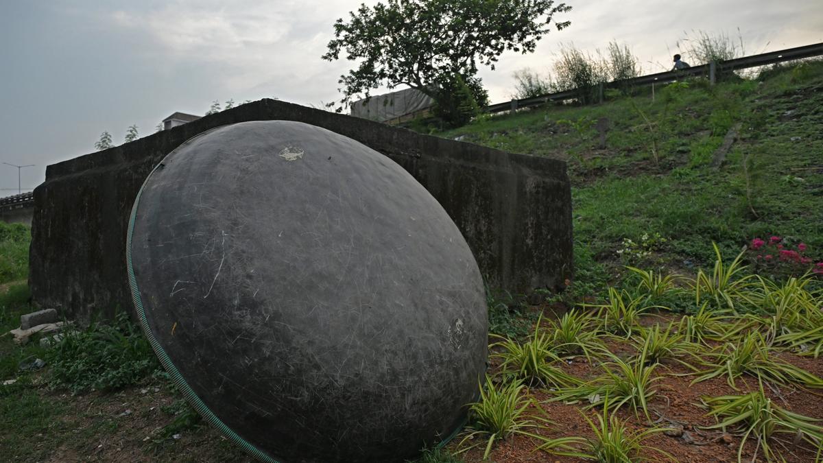 Nomadic settlers vacate plot near Kundannoor flyover in Kochi on their own