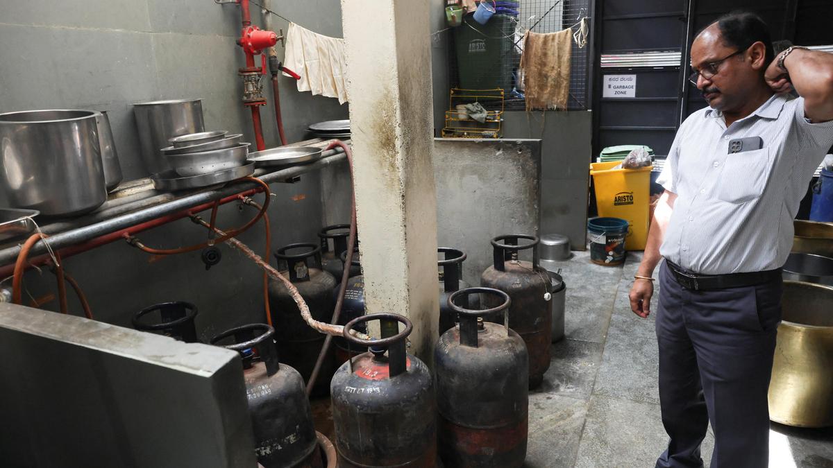 Hoteliers of Bengaluru, Shivamogga begin to experience shortage in supply of commercial gas cylinders