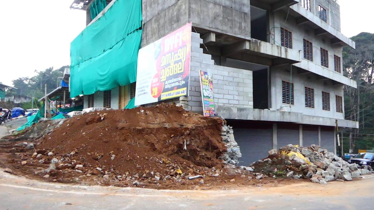 CPI(M) demolishes road encroachment at Santhanpara in Idukki