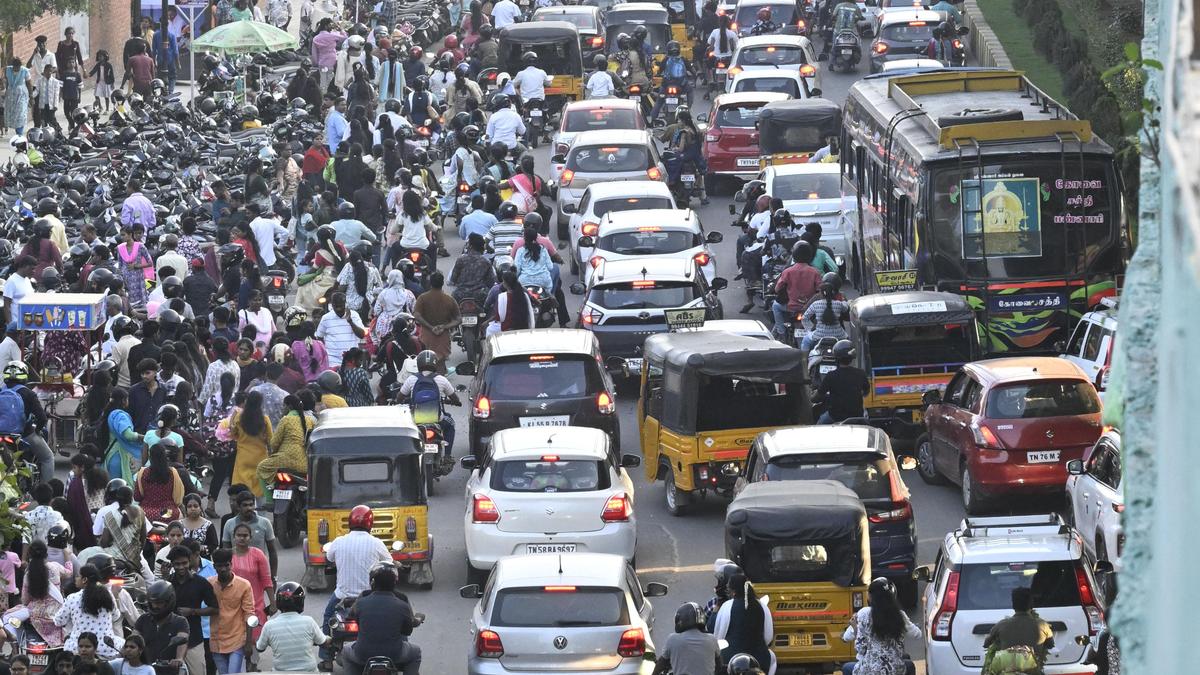 Dr. Nanjappa Road in near gridlock as vehicles make a beeline to enter Semmozhi Poonga