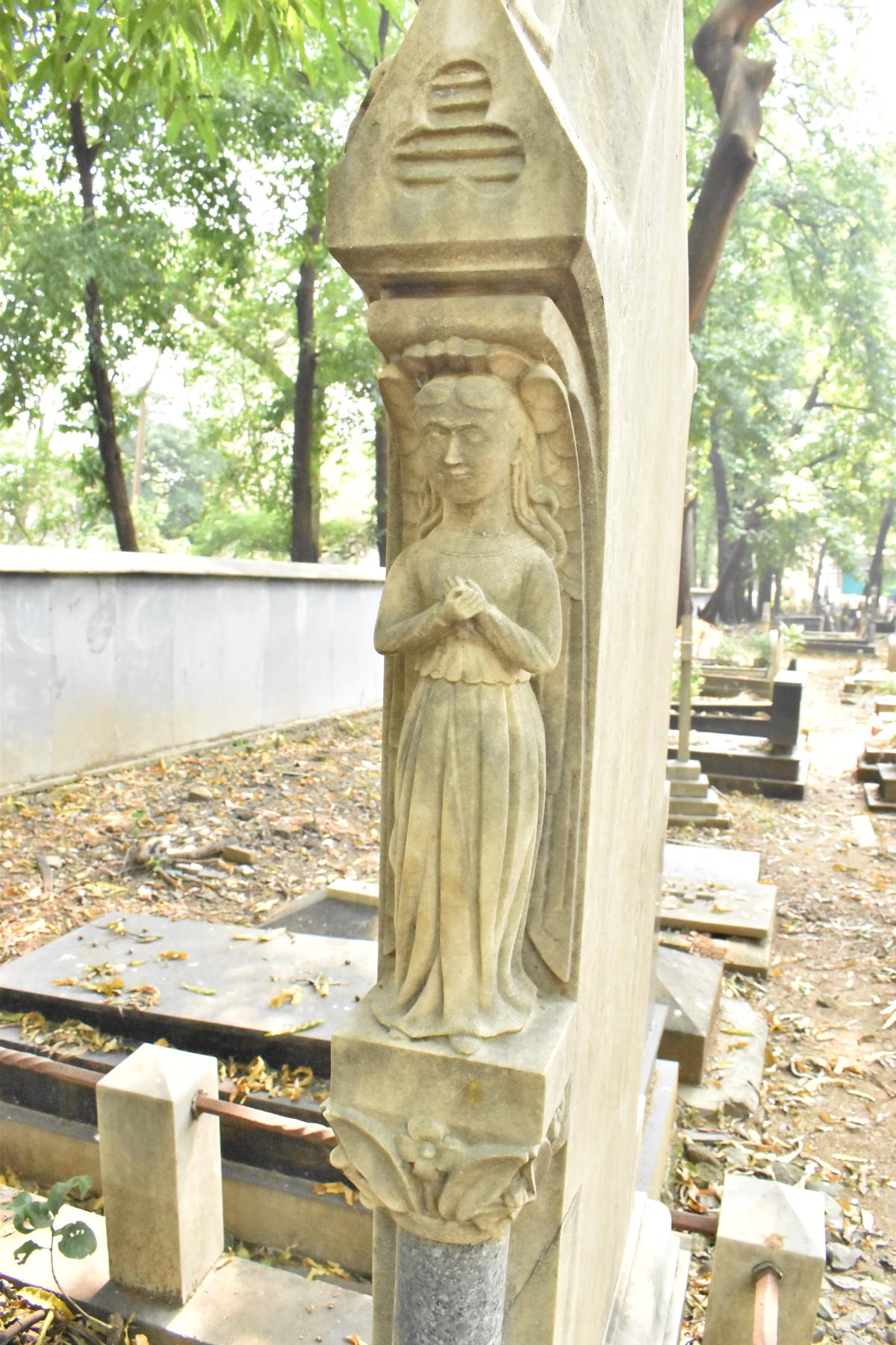 Um dvarpalika no cemitério  Um dvarpalika no cemitério