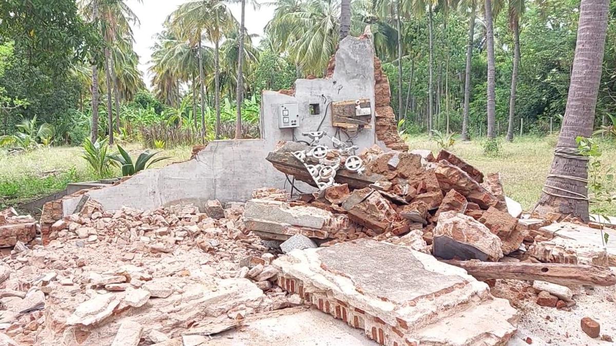 Worker dies after roof collapses on him in a farm in Tirupattur district