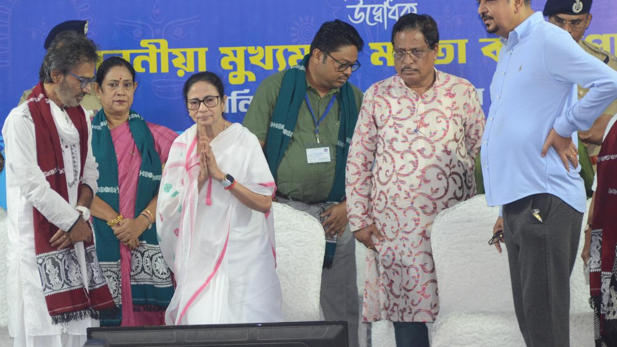 Mamata Banerjee begins Durga Puja inauguration; set to inaugurate 3,000 pandals throughout West Bengal in 5 days