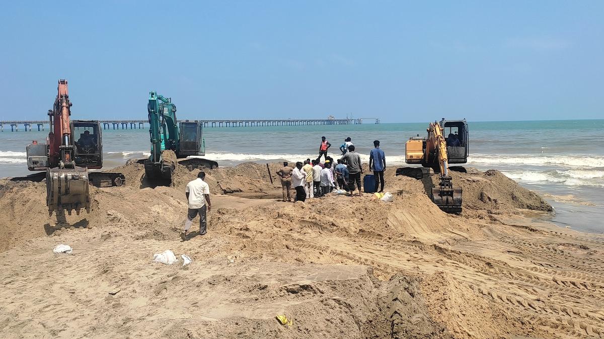 CPCL plugs leak in crude oil pipeline off Nagapattinam coast 