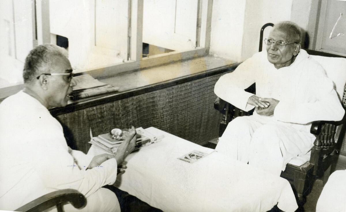 Bala Sahib Deoras, Sar Sanghchalak of RSS in conversation with Loknayak Sri Jayaprakash Narayan at the latter’s residence on November 01, 1977. 