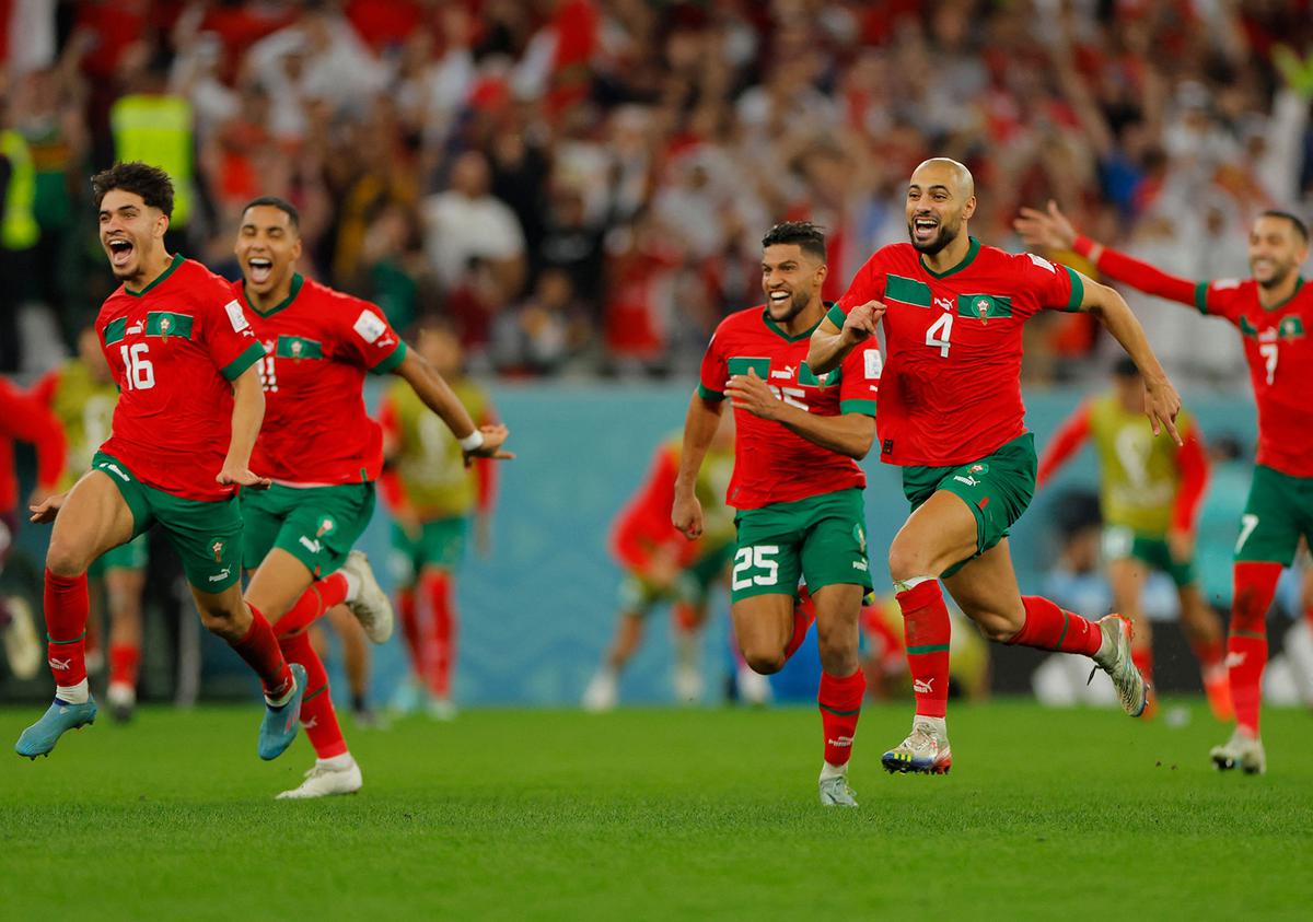 Les joueurs marocains célèbrent leur victoire après une séance de tirs au but lors de l'un des matchs, lors de la Coupe du monde Qatar 2022 au stade Education City, Al-Rayyan, Doha.