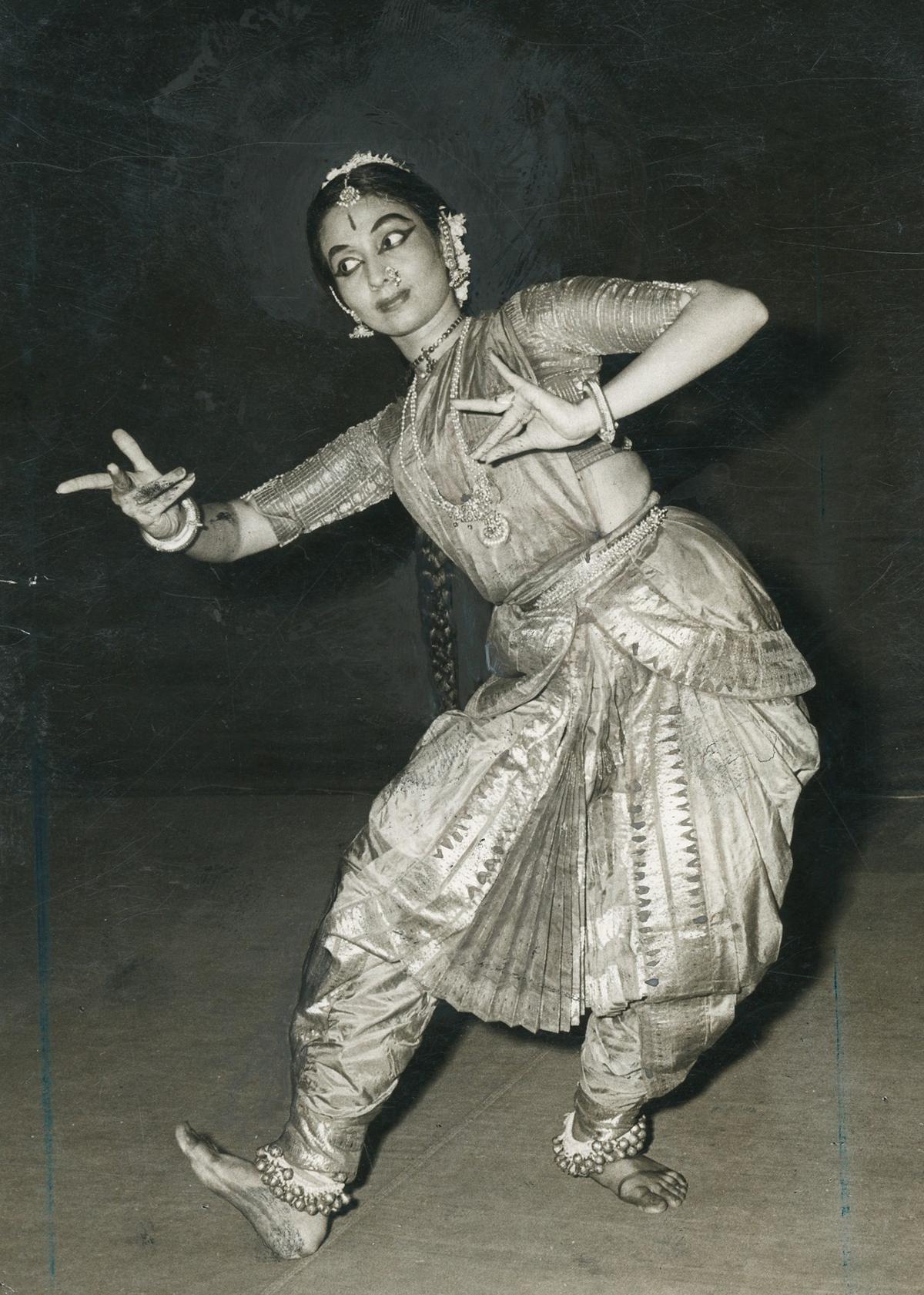 Performance de dança de Kumari Yamini Krishnamurthy.