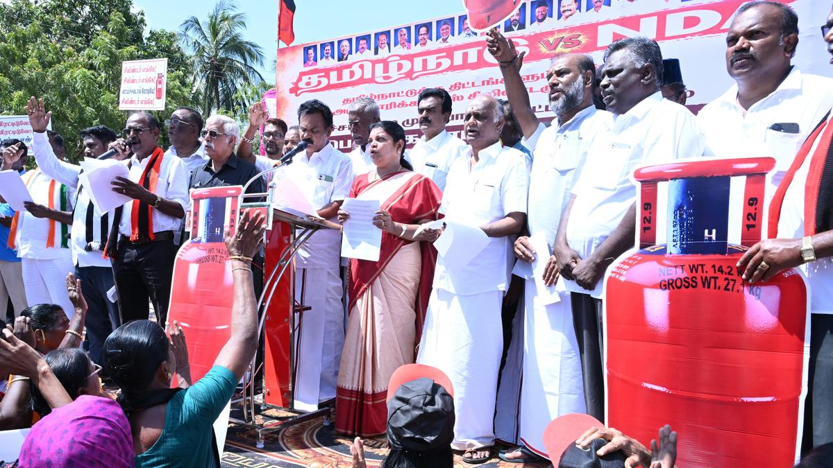 DMK, allies stage demonstration in southern districts over LPG shortage issue