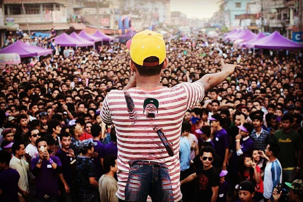 Multidão cumprimenta Balen