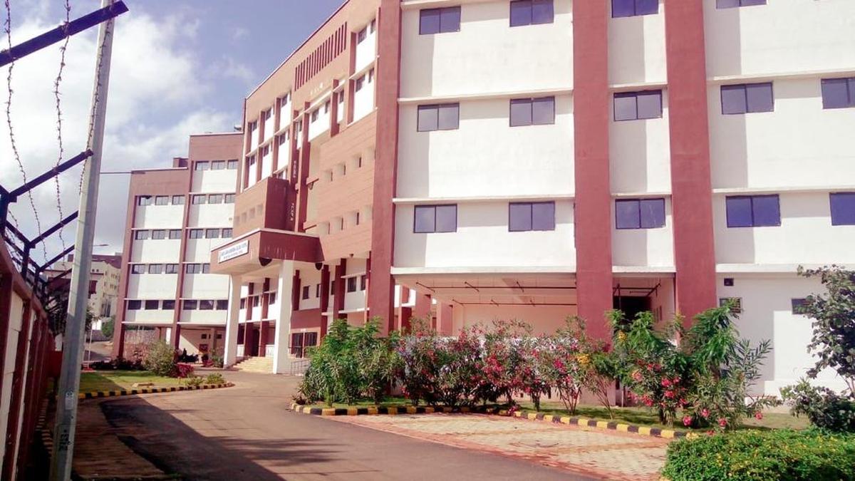 https://th-i.thgim.com/public/incoming/m2pbxp/article69655905.ece/alternates/LANDSCAPE_1200/Saheed%20Laxman%20Nayak%20Medical%20College%20and%20Hospital.jpeg
