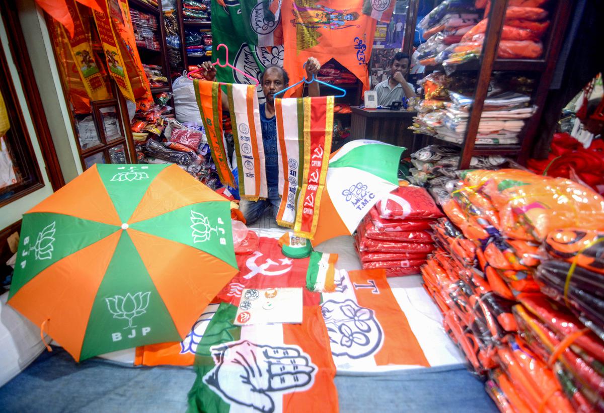 एक विक्रेता कोलकाता में विभिन्न राजनीतिक दलों के प्रतीक मुद्रित झंडे और छतरियां बेचता है।  फ़ाइल