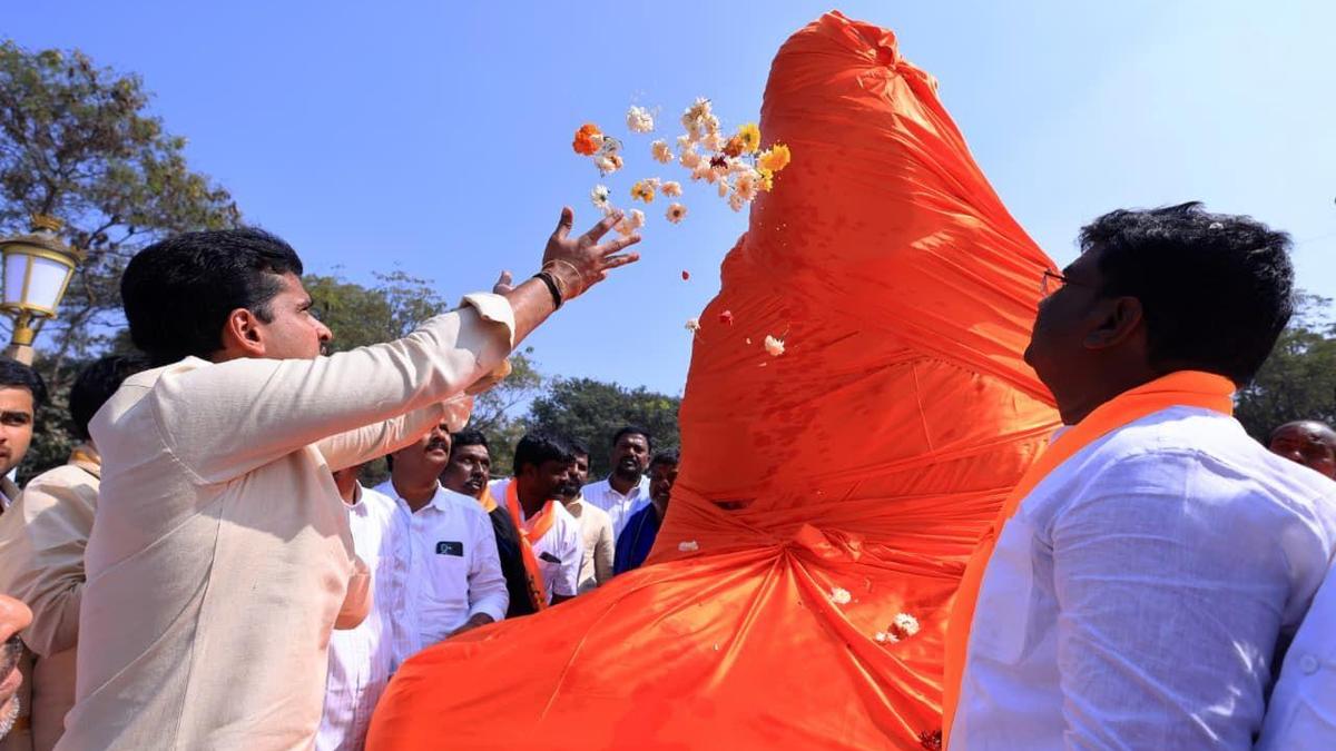 Grand procession to welcome Valmiki statue in Ballari