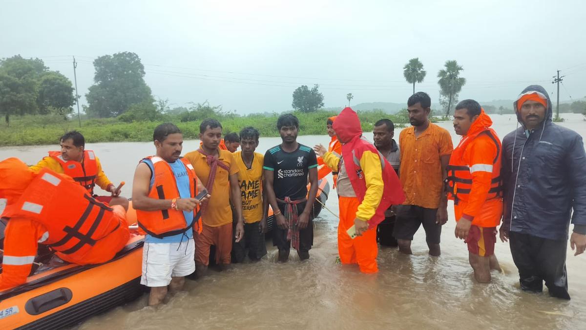 https://th-i.thgim.com/public/incoming/m3a6de/article69982463.ece/alternates/LANDSCAPE_1200/Telangana%20rains.jpeg