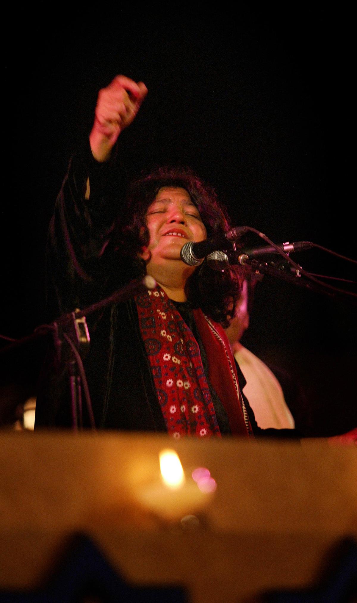 Begum Abida Parveen performing at the Jahan-e-Khusro 2005 edition
