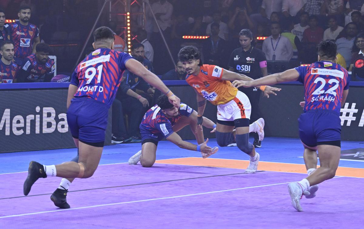 Jogador do Puneri Paltan e jogadores do Dabang Delhi em ação durante a 12ª temporada da final da Pro Kabaddi League, no Thyagaraja Indoor Stadium, em Nova Delhi, na sexta-feira.  Jogador do Puneri Paltan e jogadores do Dabang Delhi em ação durante a 12ª temporada da final da Pro Kabaddi League, no Thyagaraja Indoor Stadium, em Nova Delhi, na sexta-feira.